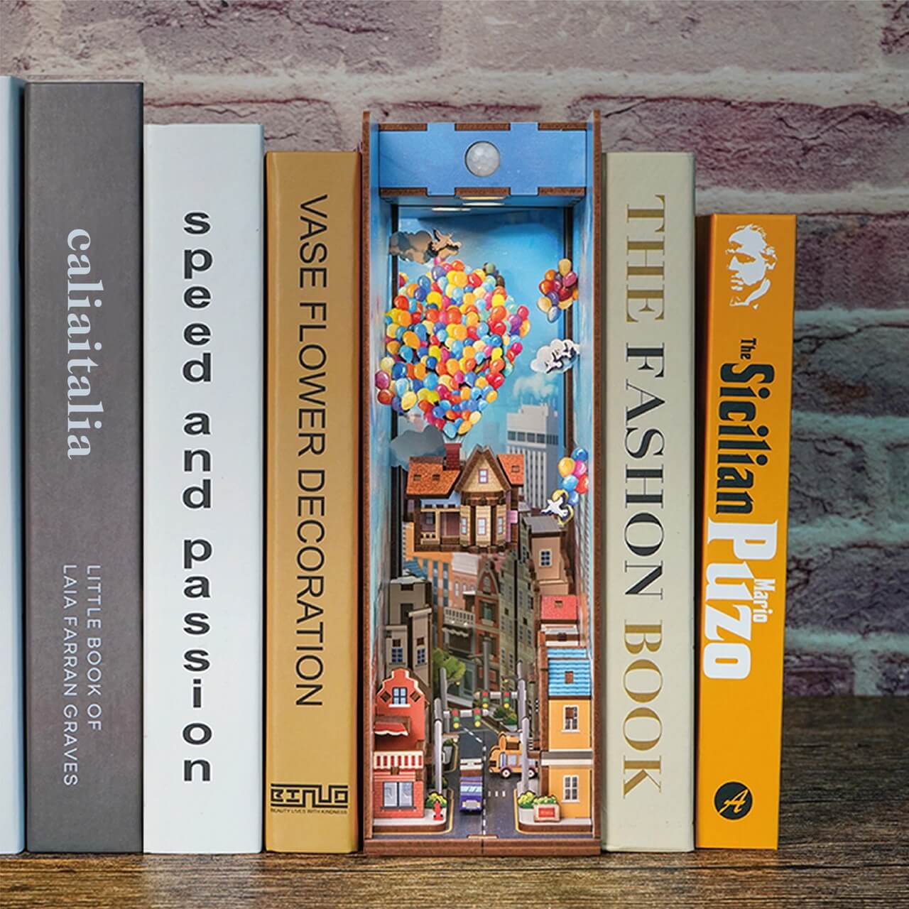 Travel with the Wind Book Nook Tonecheer